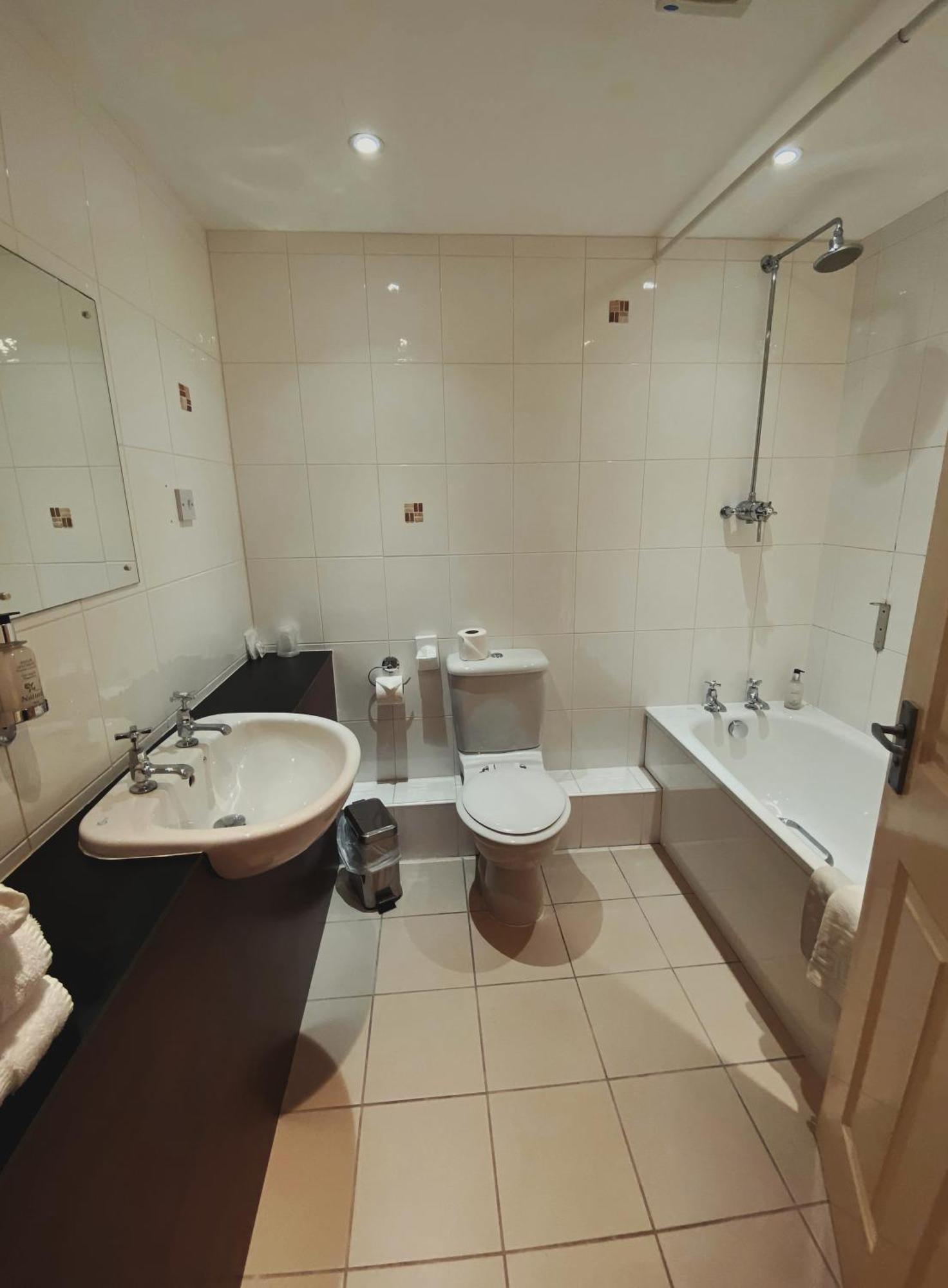 Cave Castle Hotel South Cave Bagian luar foto